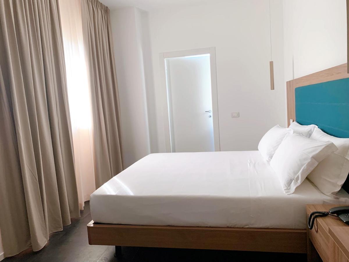 V Hotel Ancona Bagian luar foto