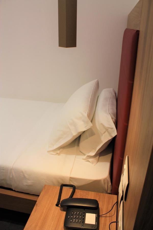V Hotel Ancona Bagian luar foto