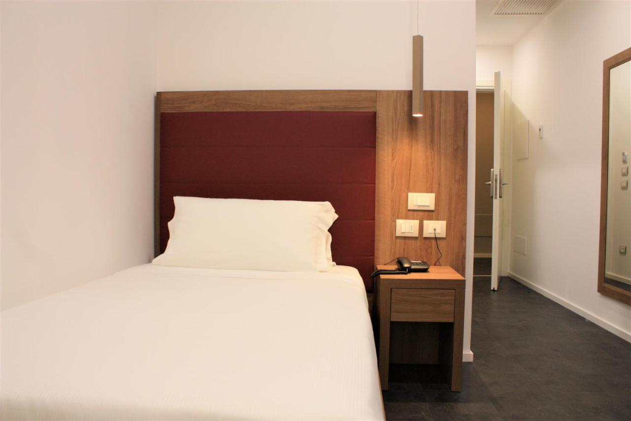 V Hotel Ancona Bagian luar foto
