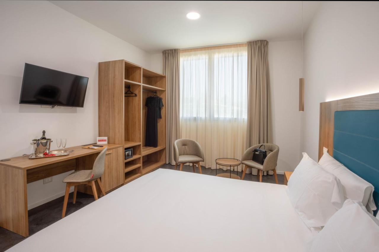 V Hotel Ancona Bagian luar foto