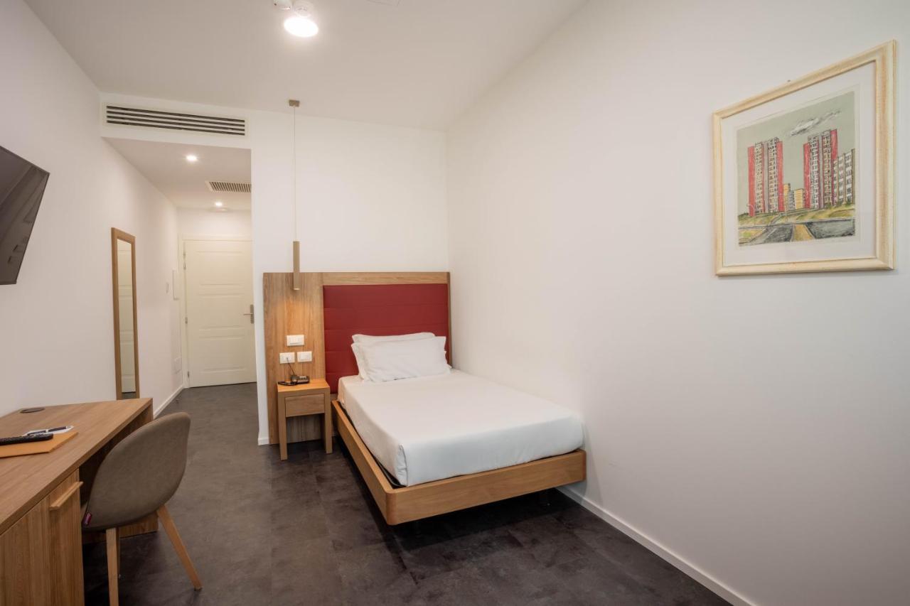 V Hotel Ancona Bagian luar foto