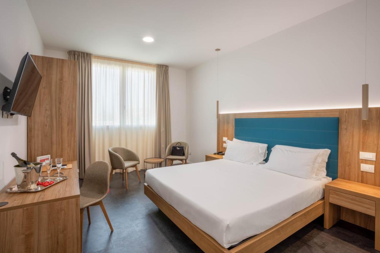 V Hotel Ancona Bagian luar foto