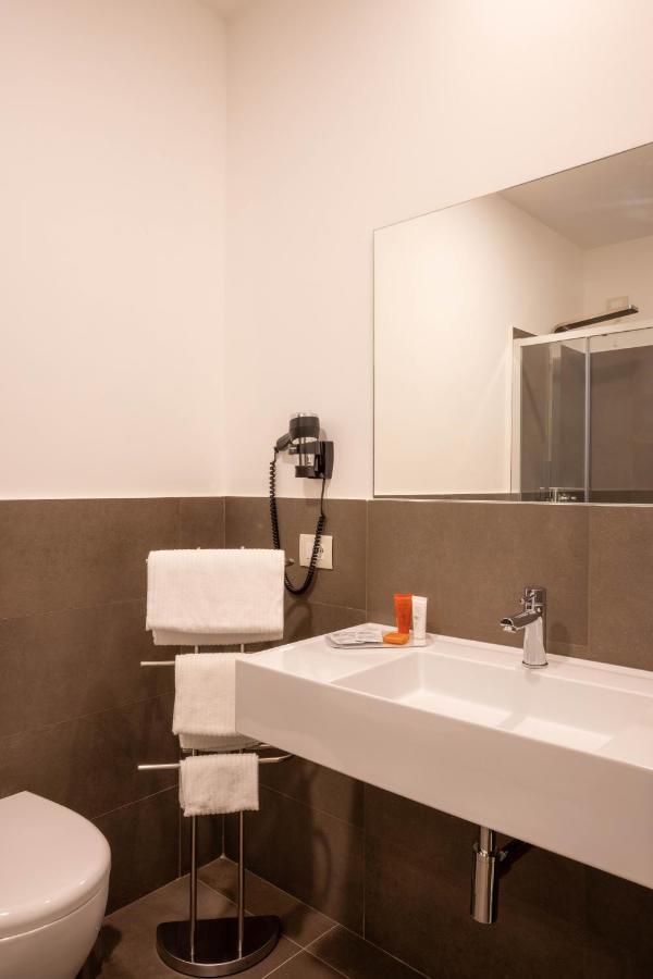 V Hotel Ancona Bagian luar foto