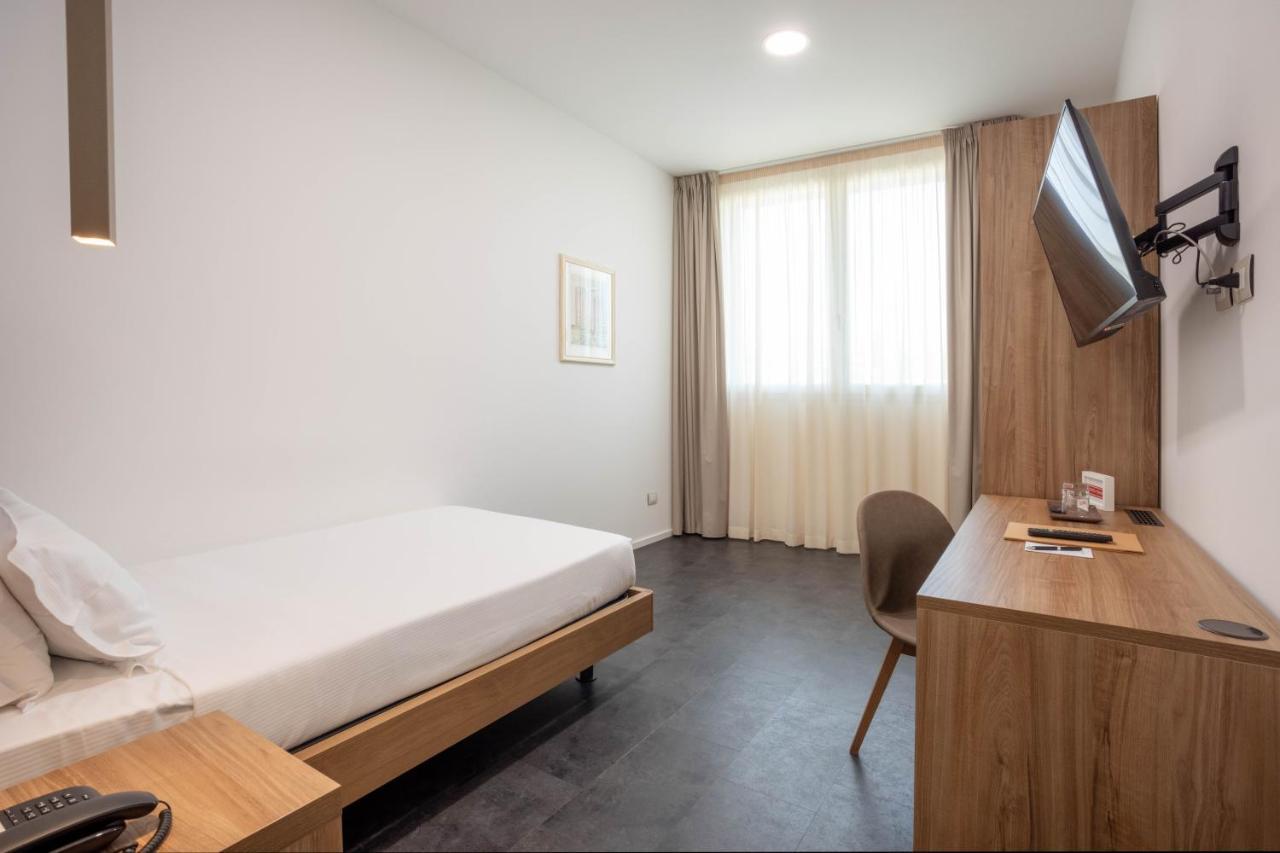 V Hotel Ancona Bagian luar foto
