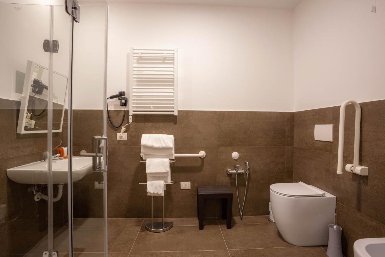 V Hotel Ancona Bagian luar foto