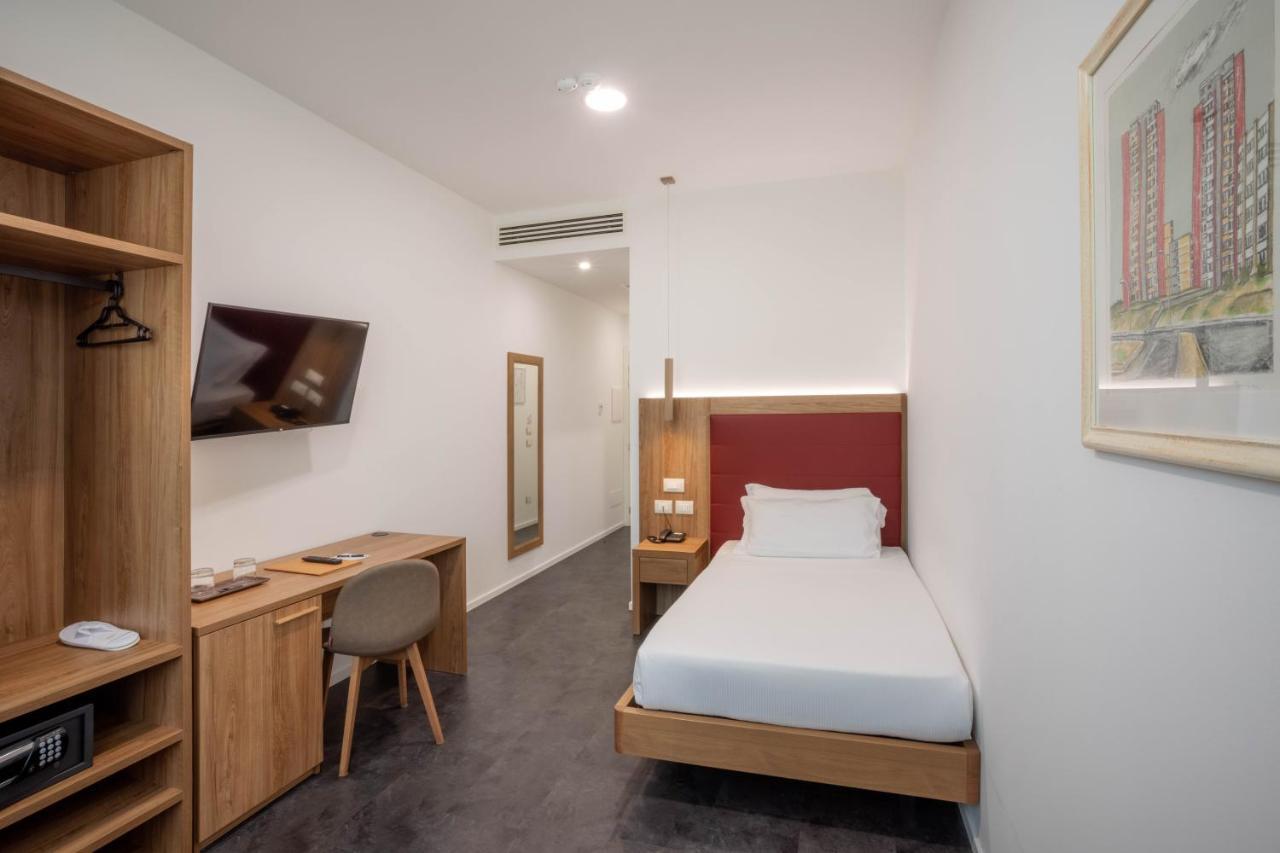 V Hotel Ancona Bagian luar foto