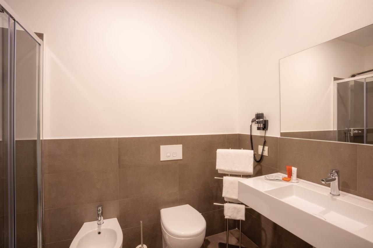 V Hotel Ancona Bagian luar foto
