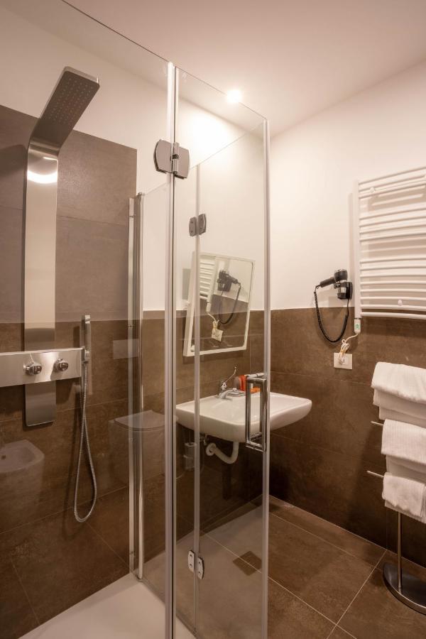 V Hotel Ancona Bagian luar foto