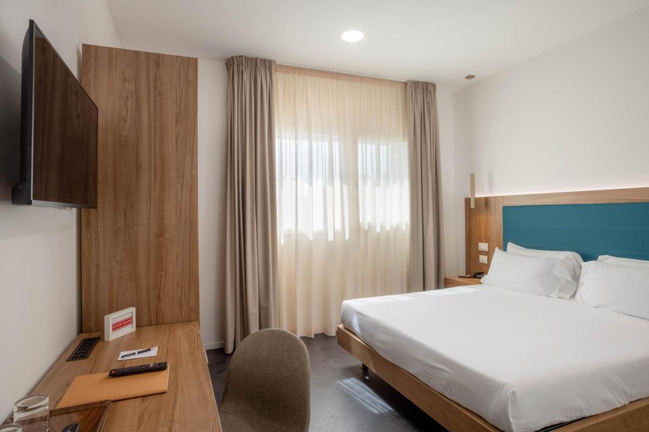 V Hotel Ancona Bagian luar foto