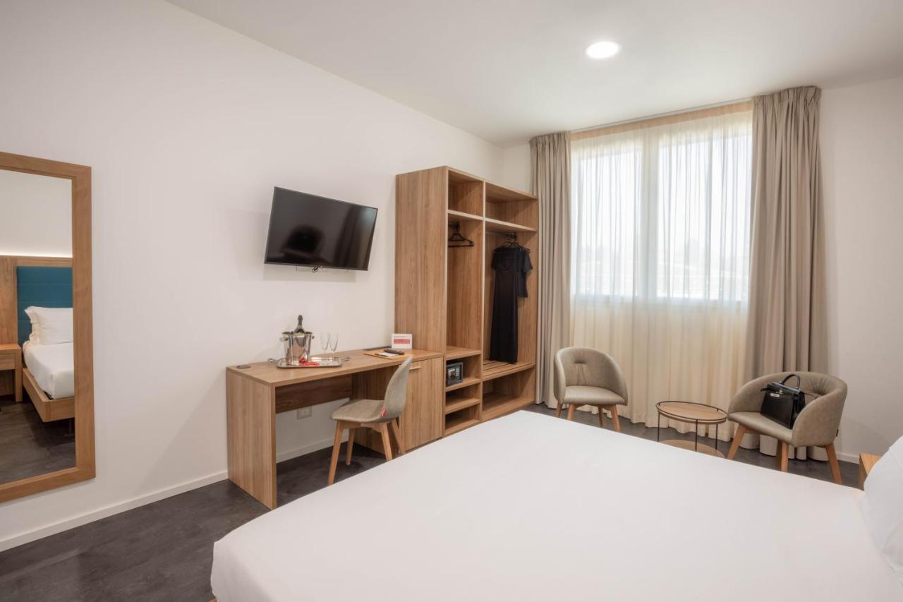 V Hotel Ancona Bagian luar foto