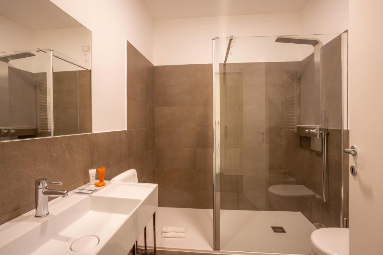 V Hotel Ancona Bagian luar foto