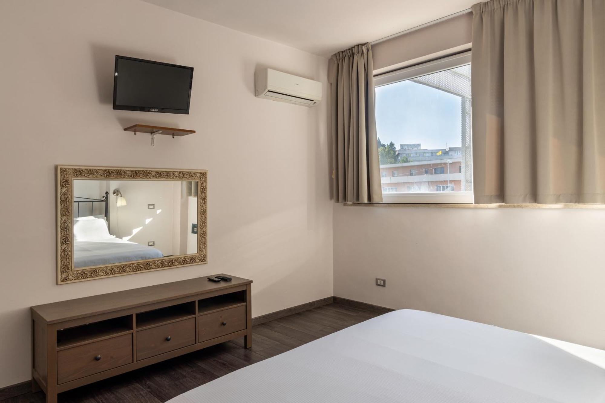 V Hotel Ancona Bagian luar foto